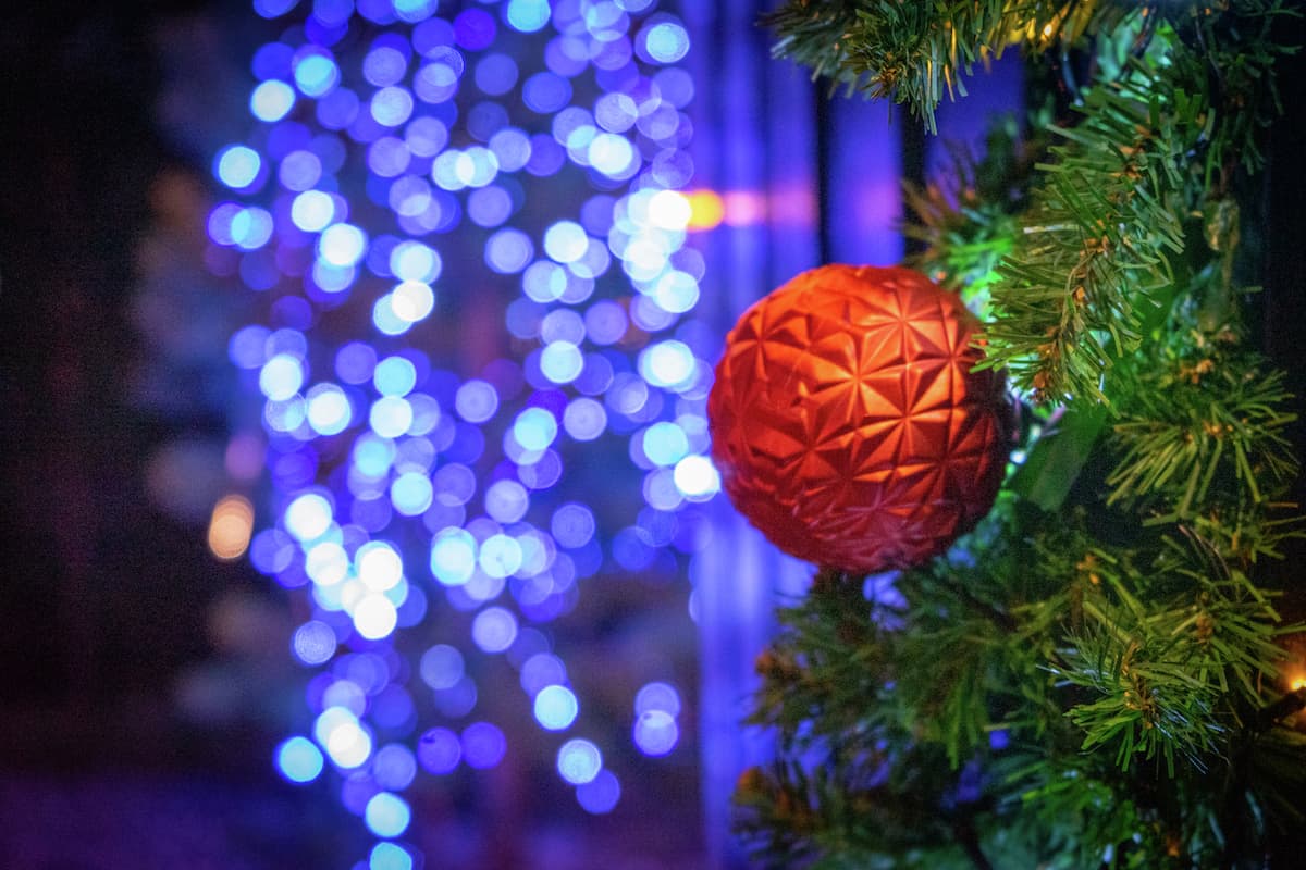 Julehuset-NTE-01173 1920 Julekule på juletre med lys i bakgrunn