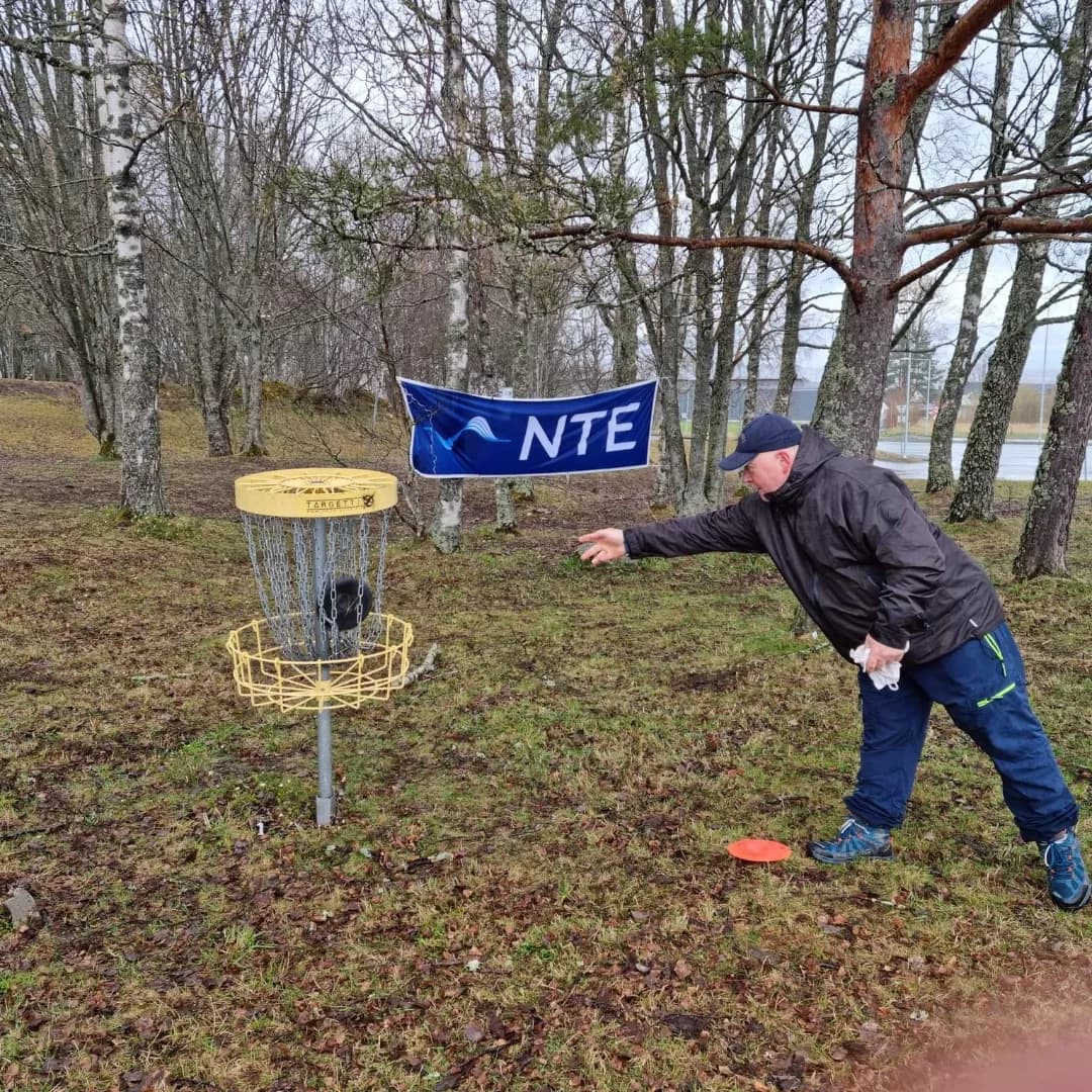 Trondheim frisbeeklubb Mann kaster frisbee