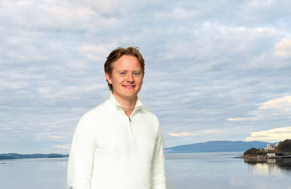 Hans Olav Bruce Hans Olav Bruce på taket på NTEs hovedkontor på Steinkjer. Han ser i kamera. I bakgrunn oversikt over fjord.