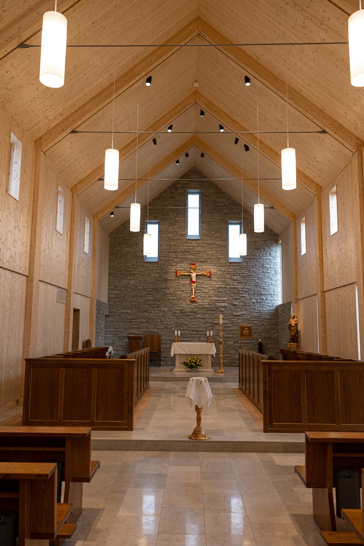 Bilde som viser innsiden av Munkeby kloster. Fokus på lyssettingen i rommet. Bilde som viser innsiden av Munkeby kloster. Fokus på lyssettingen i rommet.