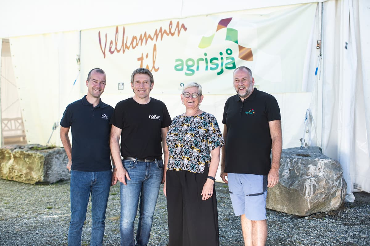 Velkommen til Agrisjå 3 menn og en kvinne smiler foran et skilt det står Velkommen til agrisjå på