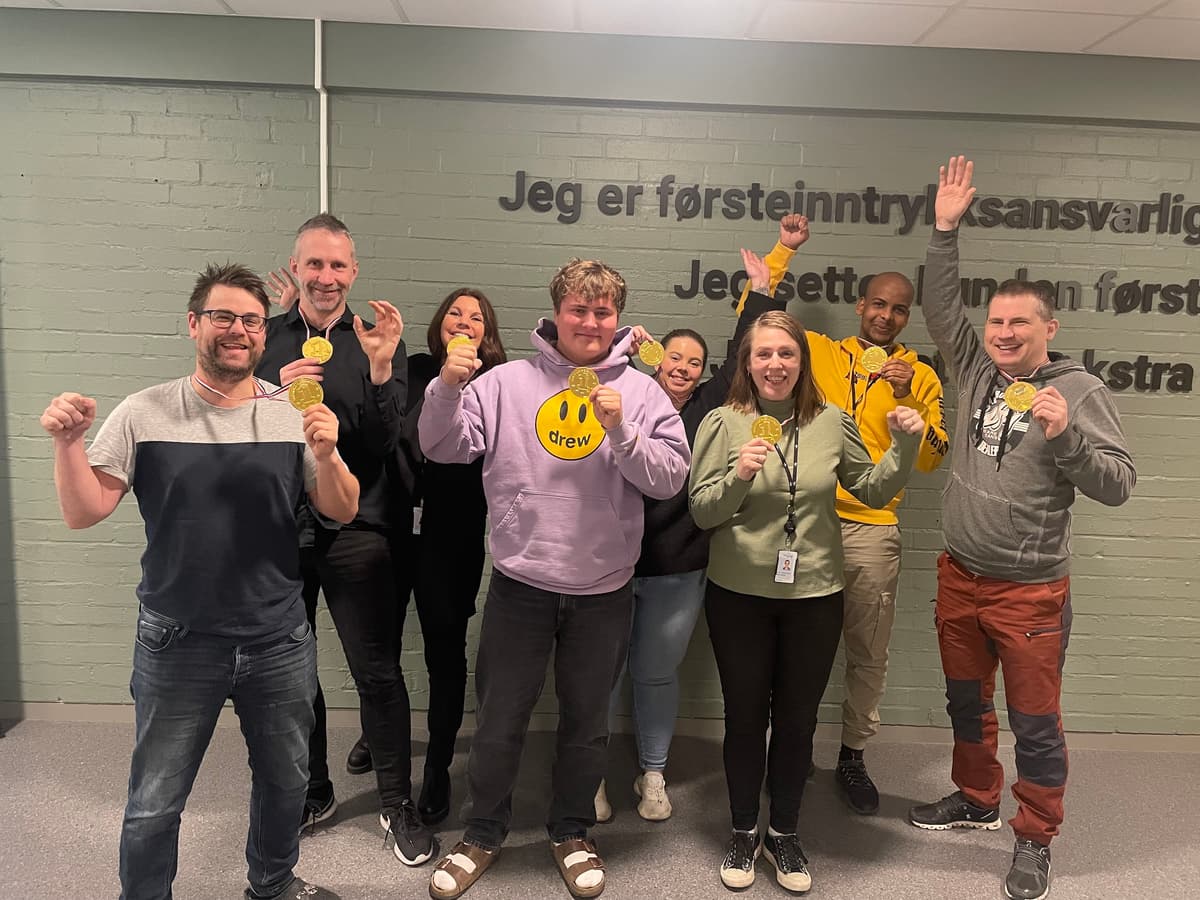 epsi strøm 2023 Jublende mennesker med gullmedaljer i hendene