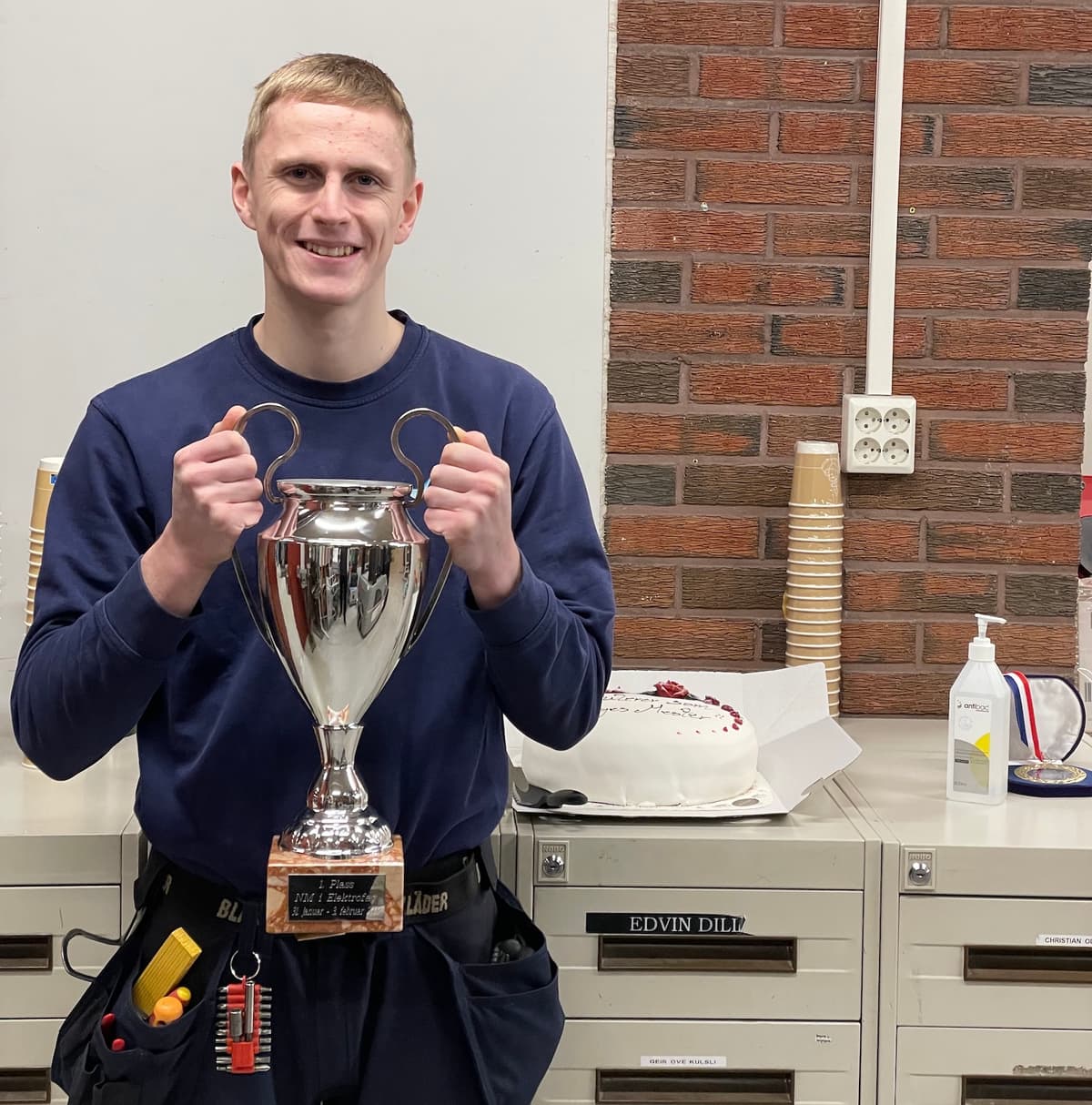 Norgesmester Fredrik Skjerve Ung mann holder opp en stor pokal